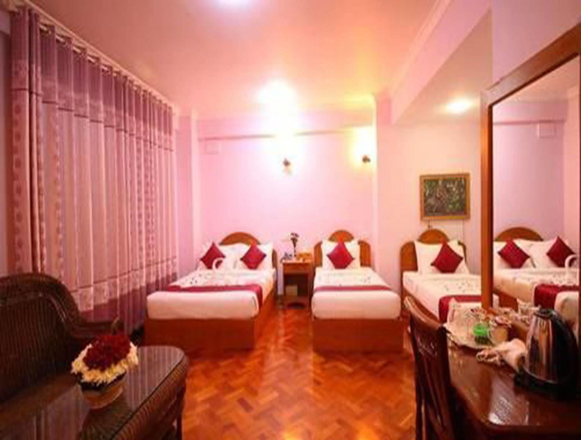 Hotel United Мандалай Экстерьер фото